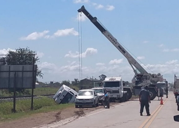 Un camión volcó en un ingreso a Timbúes sobre Ruta 11