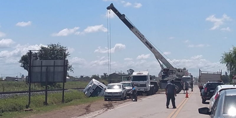 Un camión volcó en un ingreso a Timbúes sobre Ruta 11