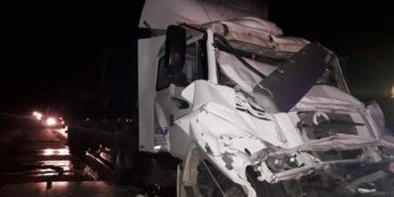 Dos camiones impactaron en autopista y un chofer resultó herido