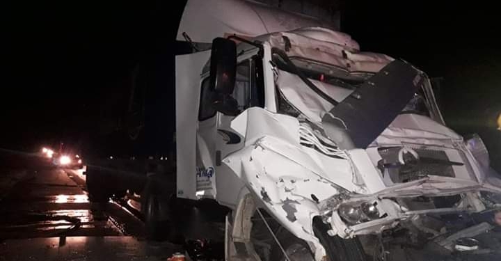 Dos camiones impactaron en autopista y un chofer resultó herido