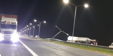 Un camión cisterna y un cerealero protagonizaron un fuerte accidente en autopista