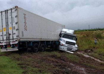 Maciel: un camión despistó en autopista en medio del temporal
