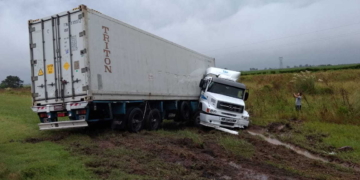 Maciel: un camión despistó en autopista en medio del temporal
