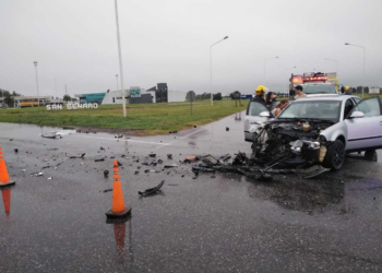 Un auto impactó contra el acoplado de un camión en San Genaro