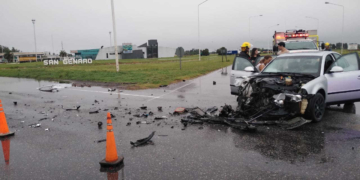 Un auto impactó contra el acoplado de un camión en San Genaro