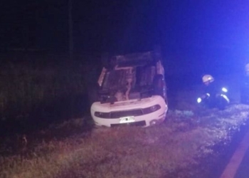 Una mujer volcó con su auto en Ruta 65 donde se registraba agua sobre la calzada
