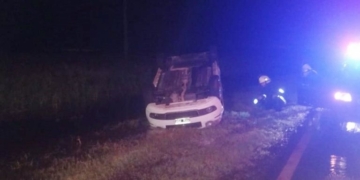 Una mujer volcó con su auto en Ruta 65 donde se registraba agua sobre la calzada