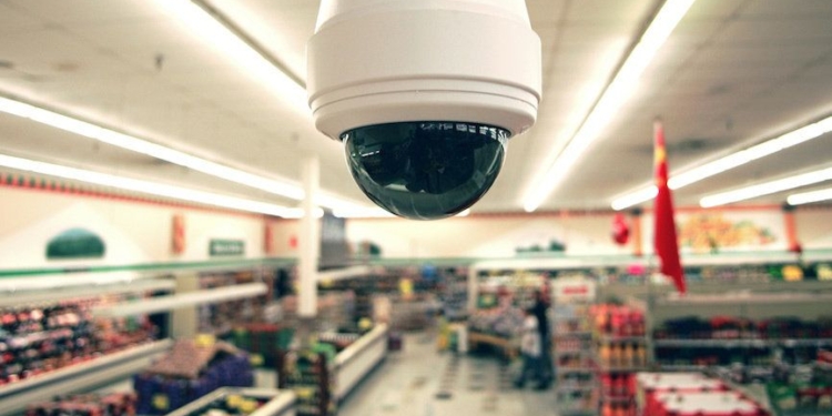 Robó una botella de fernet en un supermercado y quedó filmado