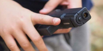 Una mujer fue asaltada por menores de edad a punta de pistola