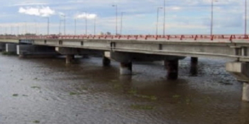 Pescaban sobre un puente de autopista, cayeron al río y murieron