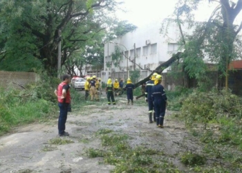 Bomberos de Barrancas y Gálvez colaboraron tras el temporal en Santa Fe