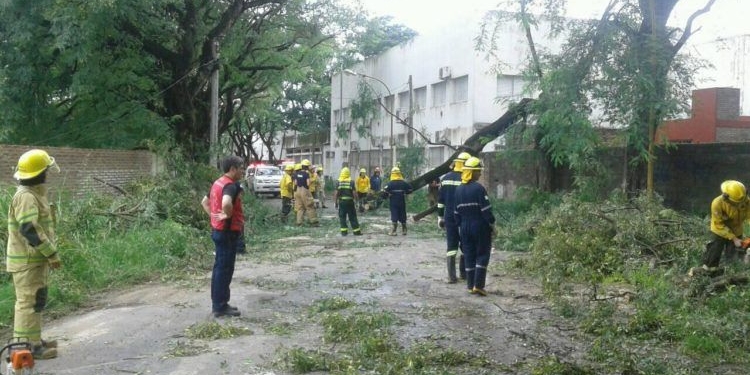Bomberos de Barrancas y Gálvez colaboraron tras el temporal en Santa Fe