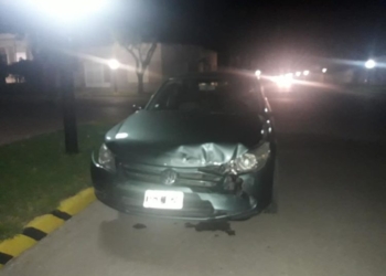 Tres jóvenes de Centeno impactaron contra un patrullero