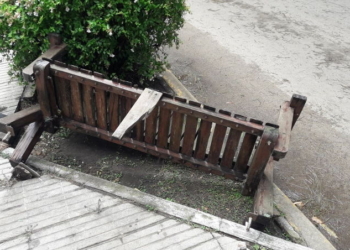 Vandalismo en Barrancas: destrozaron bancos públicos