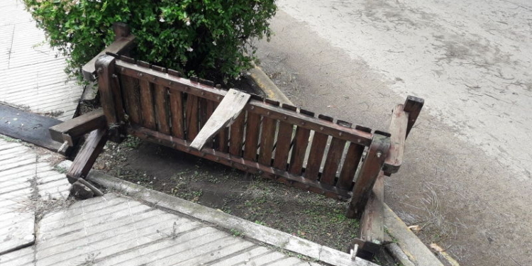 Vandalismo en Barrancas: destrozaron bancos públicos