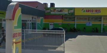 Rompieron vidrios en un supermercado de Totoras con fines de robo: quedaron filmados