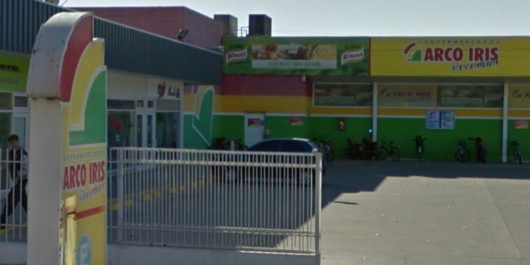 Rompieron vidrios en un supermercado de Totoras con fines de robo: quedaron filmados