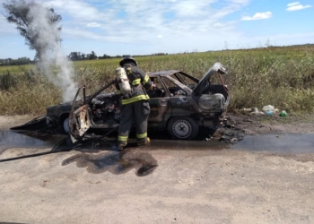 Un conductor de Oliveros terminó con el auto destruído tras un incendio