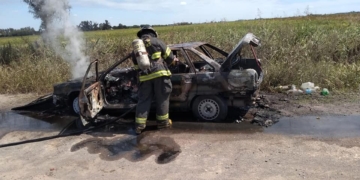 Un conductor de Oliveros terminó con el auto destruído tras un incendio