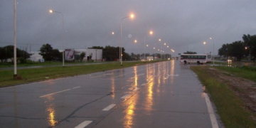 Agua y árboles caídos complican la circulación en las rutas