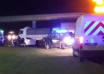 Un camionero intentó doblar en U sobre autopista e impactó contra un auto