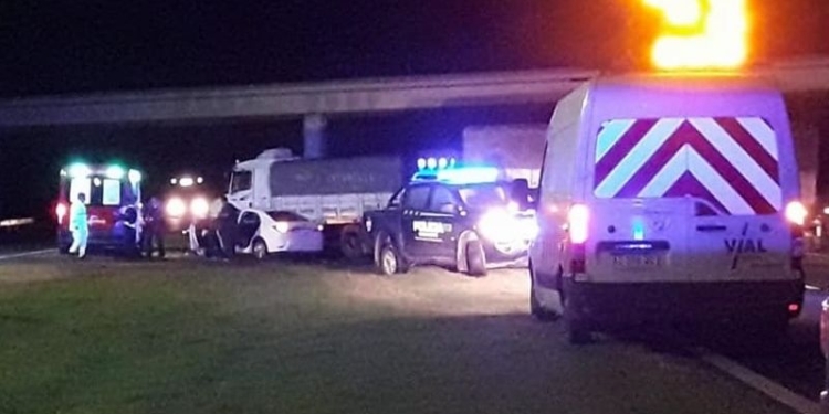 Un camionero intentó doblar en U sobre autopista e impactó contra un auto