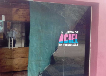 Destrozaron el frente de una FM en Maciel