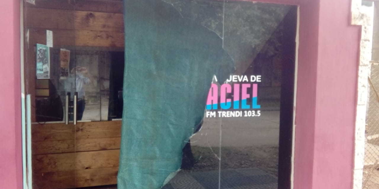 Destrozaron el frente de una FM en Maciel
