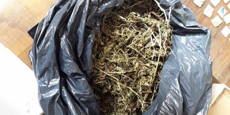 Detuvieron a una pareja con marihuana y más de 35 mil pesos