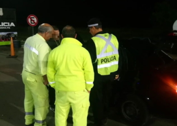 Detuvieron a dos hombres en autopista con armas, joyas, celulares y hasta ropa con inscripción policial