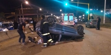El vuelco de un vehículo dejó a dos jóvenes heridos