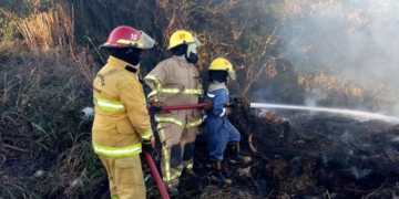 Monje: un basural permanecía encendido y complica la visibilidad en autopista