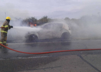 Ruta 11: un automóvil ardió en llamas entre Barrancas y San Fabián