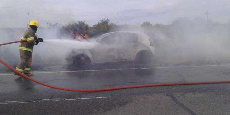 Ruta 11: un automóvil ardió en llamas entre Barrancas y San Fabián