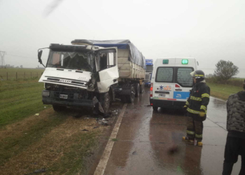 Dos camiones chocaron bajo la lluvia: un conductor atrapado