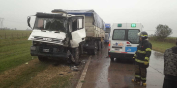 Dos camiones chocaron bajo la lluvia: un conductor atrapado
