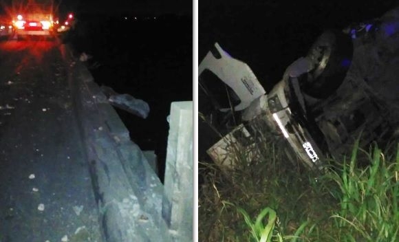 Un camión volcó y destruyó las barandas del puente del canal Serodino