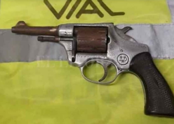 Secuestraron un arma de fuego dentro de un auto sin papeles que viajaba por autopista