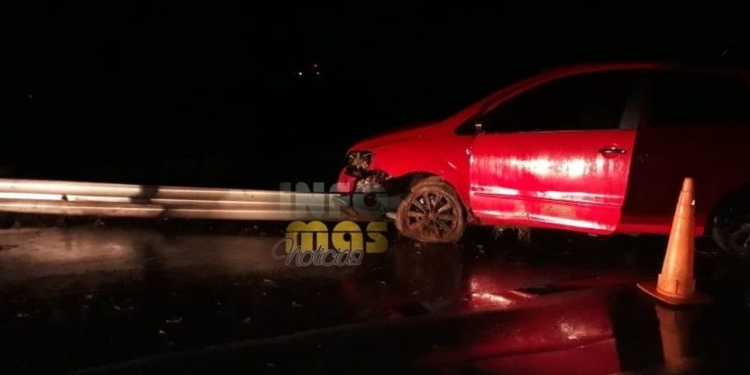 Monje: dos heridos al despistar un auto en autopista e impactar contra el guardarrail