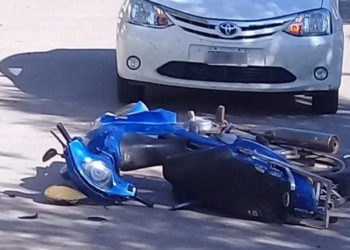 San Genaro: graves lesiones sufrió un motociclista tras chocar con un auto