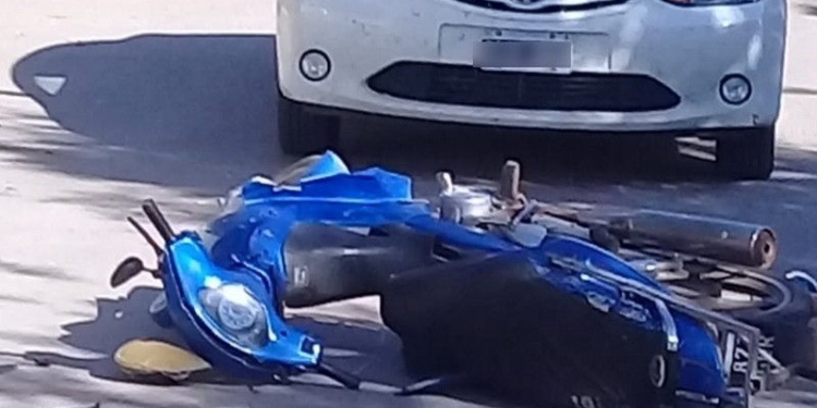 San Genaro: graves lesiones sufrió un motociclista tras chocar con un auto