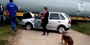 Un conductor no advirtió la presencia del tren y fue impactado