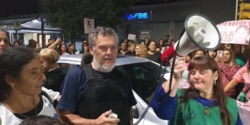 Multitudinaria marcha en San Lorenzo por Paula Perassi tras la absolución de los acusados