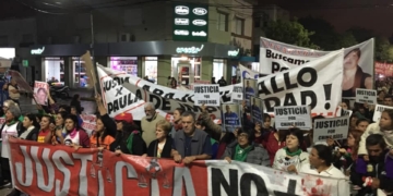 Sin chaleco, Alberto Perassi encabezó una nueva gran marcha por Paula