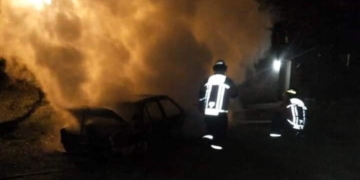 Un auto fue consumido por las llamas en Andino