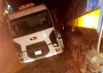 Un camionero herido al ser embestido por una locomotora