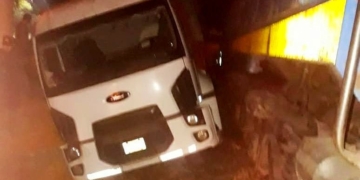 Un camionero herido al ser embestido por una locomotora