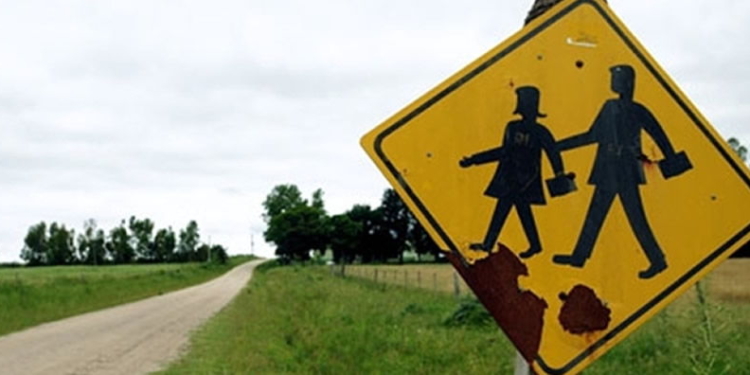 Totoras: Carnevali firmó el convenio provincial para garantizar la movilidad de docentes rurales