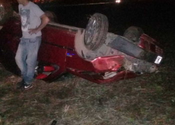 Dos jóvenes salvaron su vida luego de un impactante vuelco