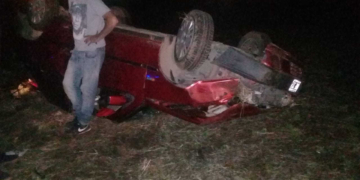 Dos jóvenes salvaron su vida luego de un impactante vuelco